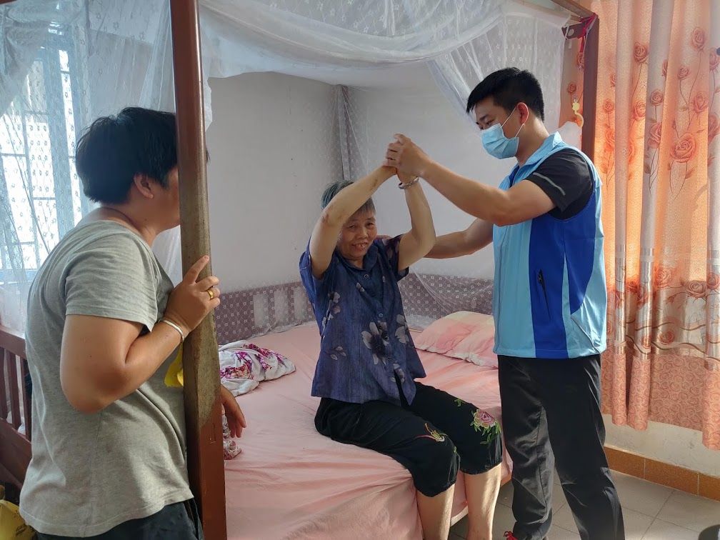 康复师上门给居民康复.jpg