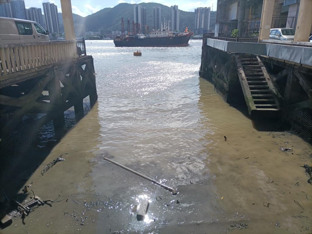 生活污水直接排入令內港沿岸水污染嚴重.jpg 生活污水直接排入令內港沿岸水污染嚴重.jpg