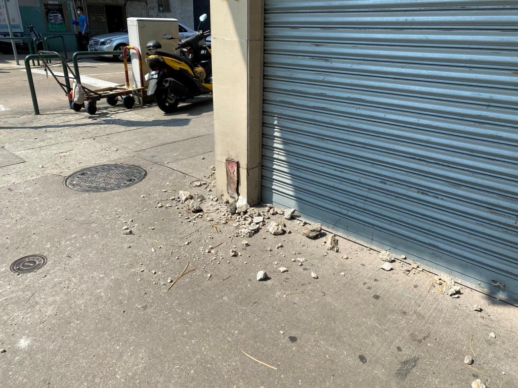 跌倒的石屎散落一地.jpg 跌倒的石屎散落一地.jpg