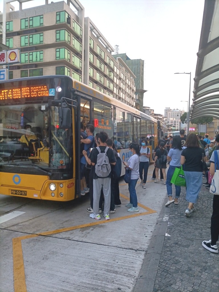 擠不上巴士.jpg 擠不上巴士.jpg